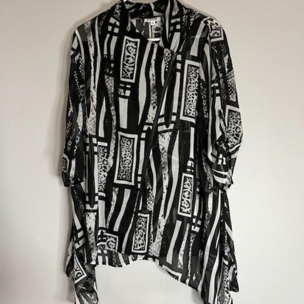NWT Paris Hues Animal Print Chiffon Zip Front Tunic Top Black Sz XL.